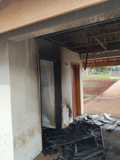 Incêndio provoca estragos nos vestiários da quadra de areia de Mandaguari
