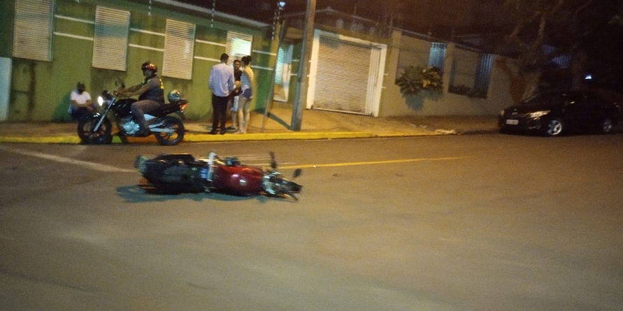 Motociclista se envolve em acidente na Rua Padre Severino Cerutti