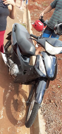 Mulher motociclista fica ferida após acidente com carro