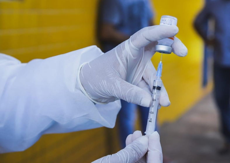 TCE-PR investiga políticos que teriam furado fila da vacina