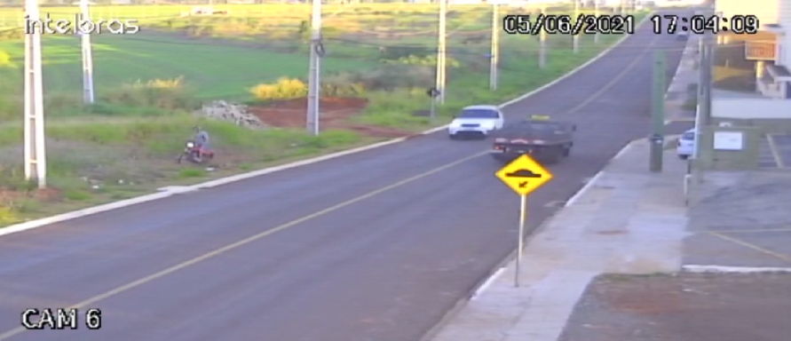 Câmera de segurança flagra queda de moto em Apucarana; veja