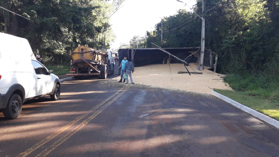 Caminhão carregado de milho tomba em Apucarana