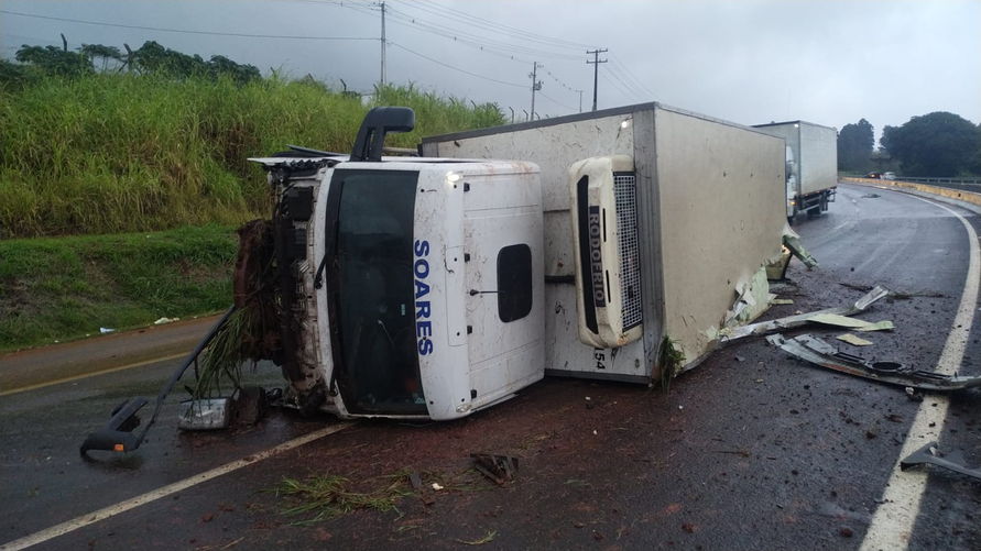 Caminhão tomba na BR 376 no Contorno Sul de Apucarana