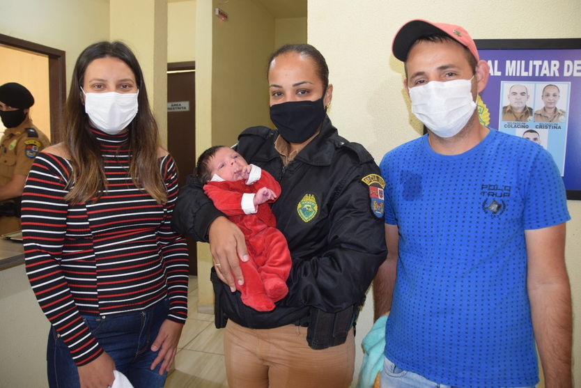 Família visita policial que ajudou a salvar bebê engasgado