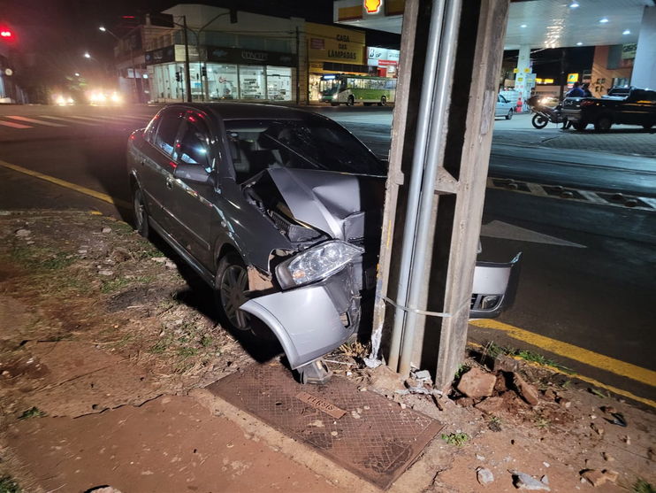 Motorista atinge poste em Apucarana; casal fica ferido