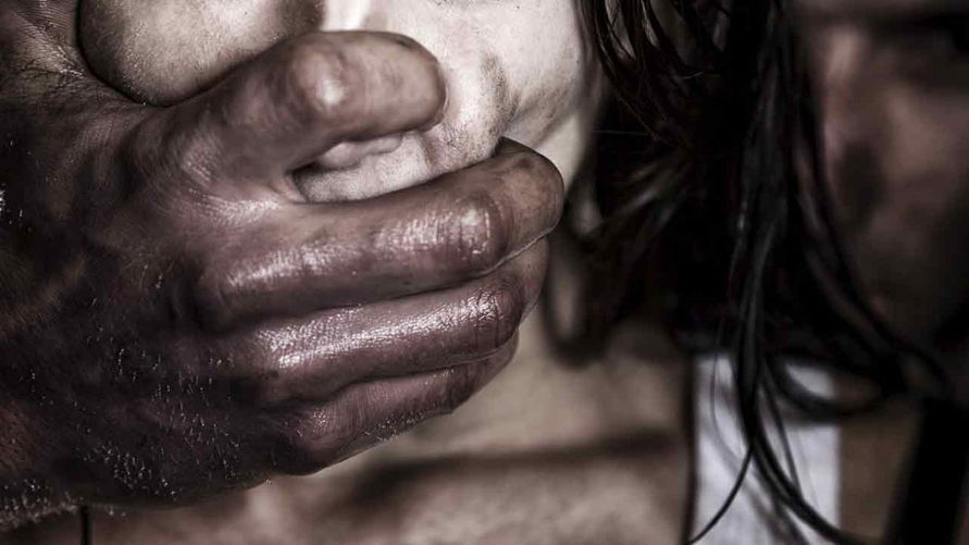 Mulher fica com o rosto sangrando após violência doméstica
