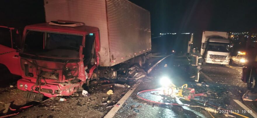 Acidente PR-444: Motorista de caminhão morre no hospital