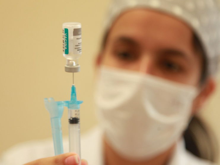 Arapongas estende vacinação para público com 23 anos