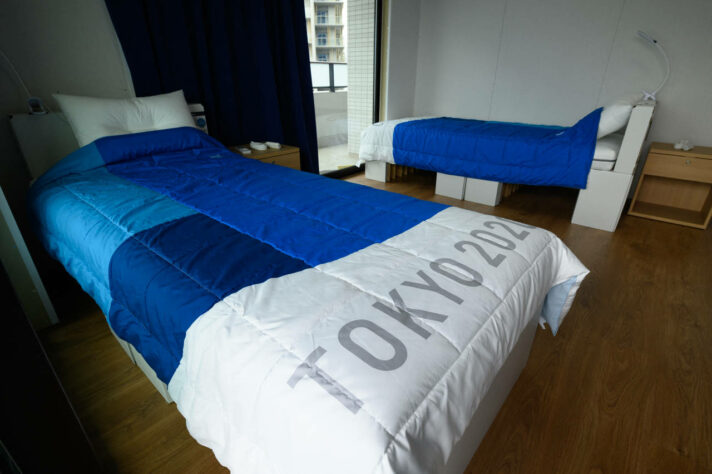 Atleta prova que camas da Vila Olímpica não são "antissexo'