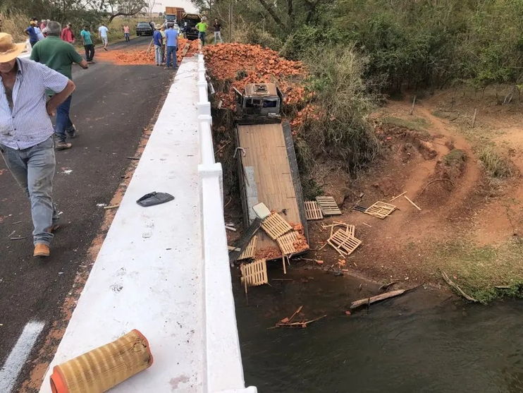 Caminhão despenca sobre o Rio Pirapó após acidente grave