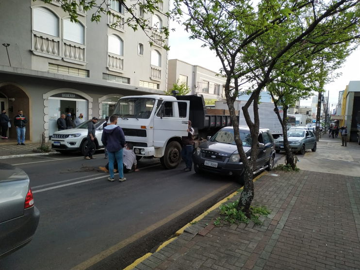 Caminhão quebra e prejudica trânsito no centro de Apucarana