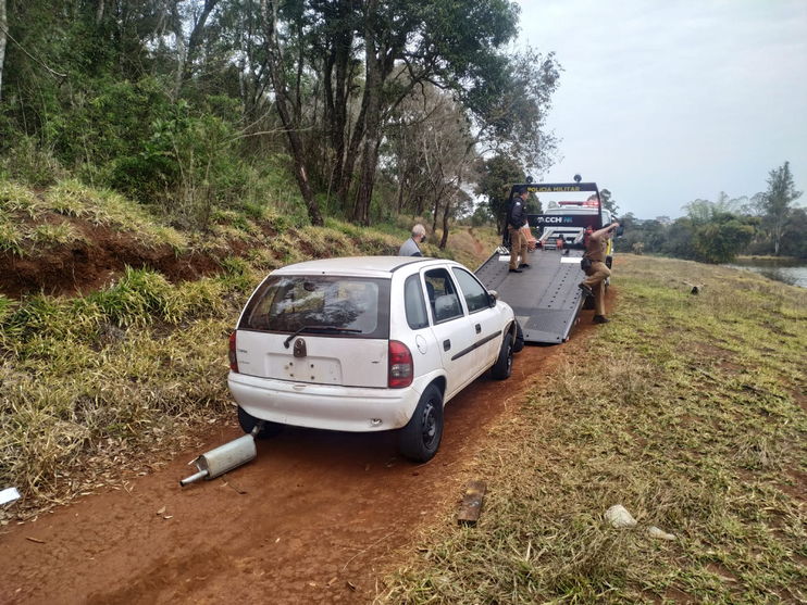 Carro furtado de empresa é encontrado depenado em Apucarana