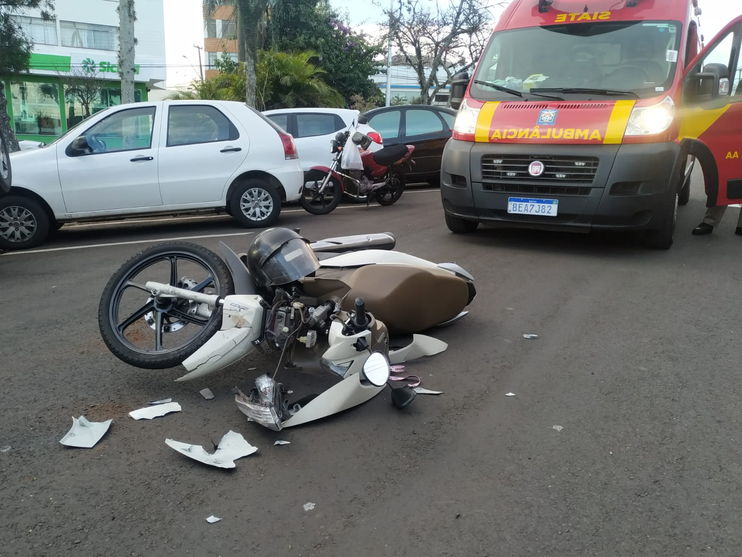 Colisão traseira deixa motociclista ferido em Apucarana