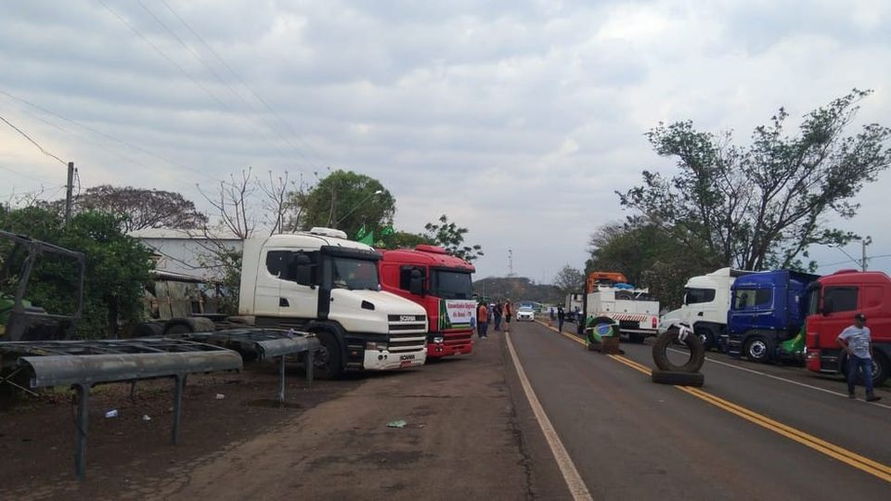Confira as rodovias bloqueadas pelos caminhoneiros na região