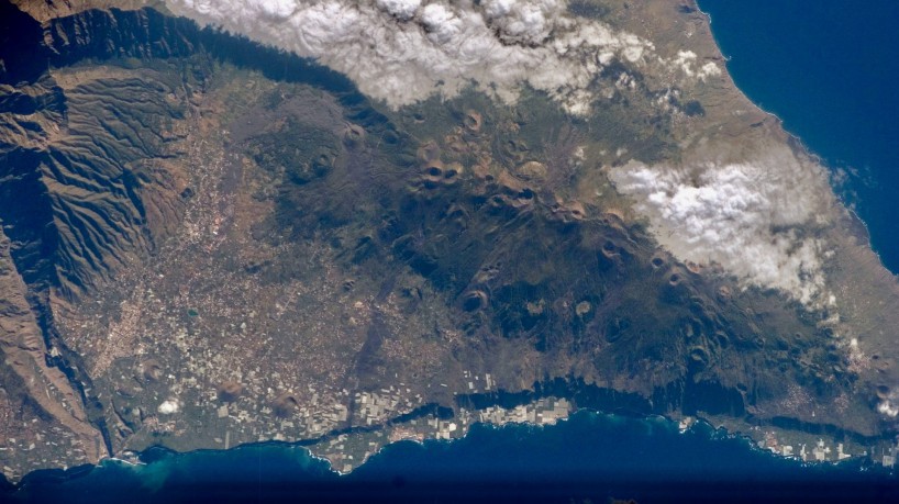 Erupção de vulcão gera alerta de tsunami no Brasil; entenda