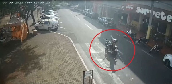 Motociclista cai após se enroscar em cabo solto na rua