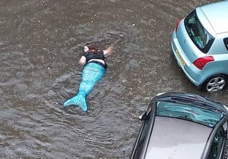 Mulher se veste de sereia e tenta nadar em enchente