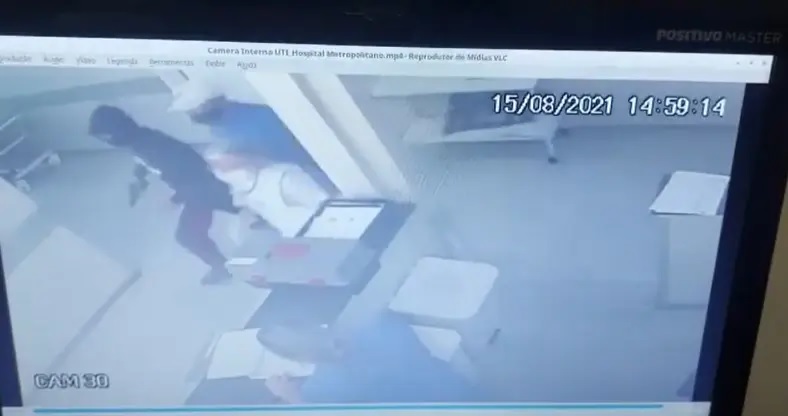 Vídeo mostra homens armados invadindo hospital no Paraná