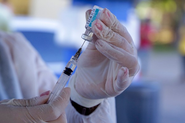 Adolescentes são vacinados em Apucarana nesta sexta (22)