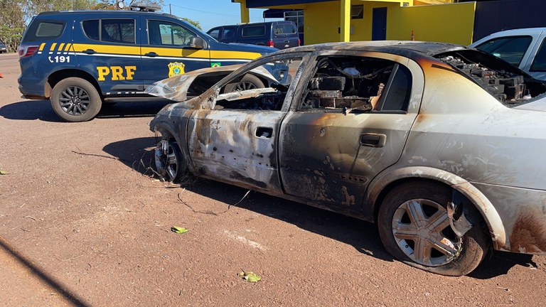 Após perseguição, carro bate em árvore e pega fogo no Paraná
