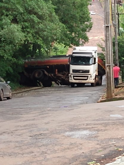 Caminhão carregado com combustível quase tomba em Apucarana
