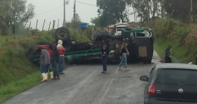 Caminhão tanque tomba na região e derrama diesel na pista