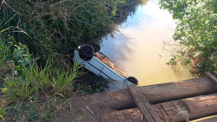 Carro cai em represa e três ficam feridos em Arapongas