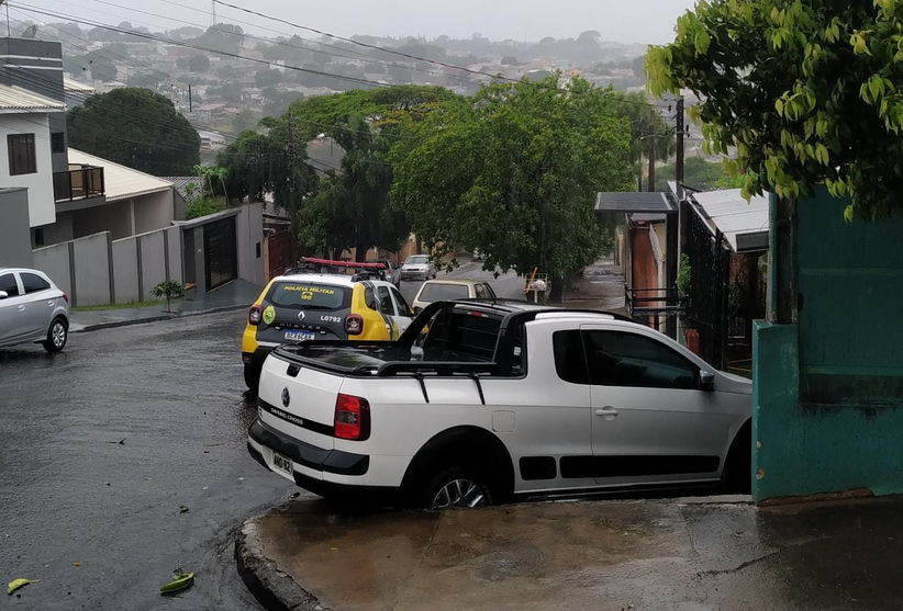 Carro desengatado atinge portão de casa em Apucarana