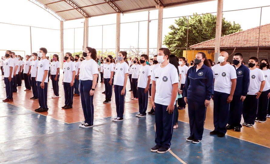 Colégios cívico-militares de Apucarana recebem uniformes