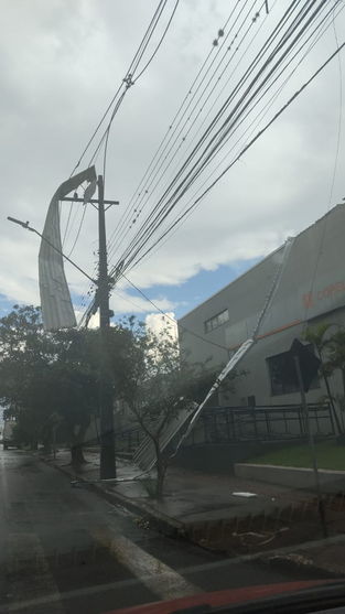 Granizo e ventos fortes causam estragos em Arapongas; Veja