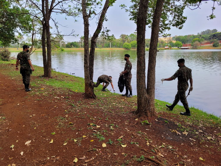 Mutirão de limpeza é realizado no Parque Jaboti; veja