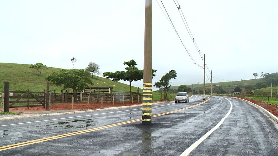 Prefeitura inaugura estrada com postes no meio da pista