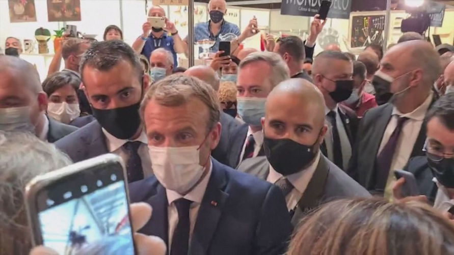 Vídeo: presidente da França é atingido por ovo em evento