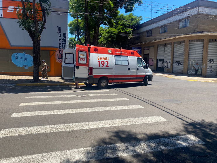 Batida entre carro e moto deixa pessoa ferida em Apucarana