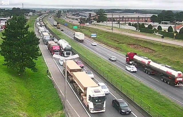 Engavetamento bloqueia parcialmente BR-116 em Curitiba