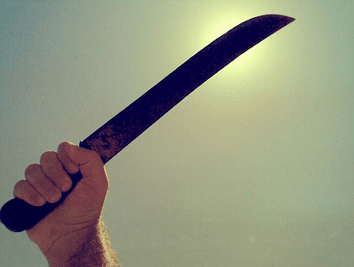 Ladrão com facão rouba celular de homem em Apucarana