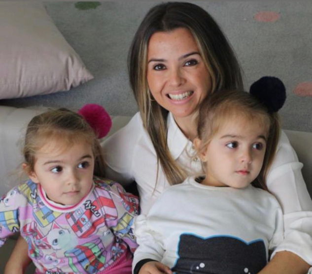 Mariana com as gêmeas Luana e Juliana, de 4 anos