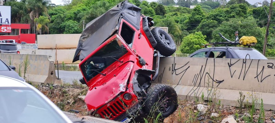 Motorista abandona veículo após acidente em Curitiba