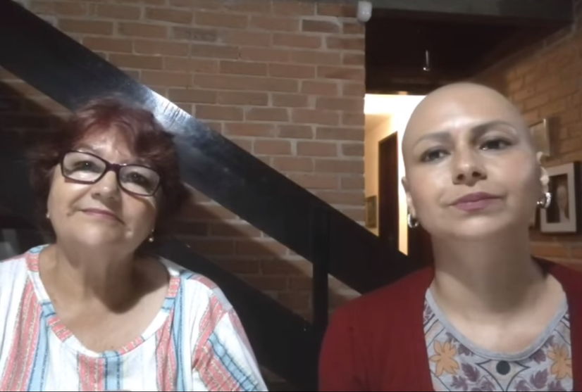 Mulher com câncer emociona web ao cantar ao lado da mãe