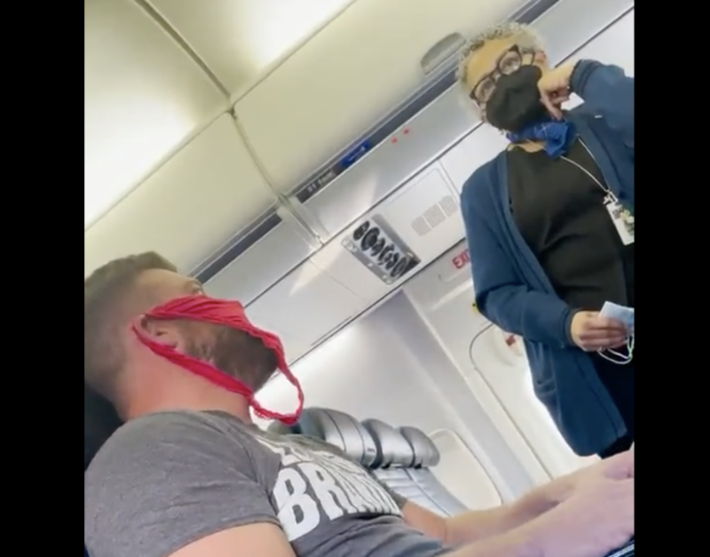 Passageiro é expulso de voo por usar fio-dental como máscara