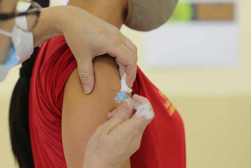 Pode se vacinar contra Covid e H3N2 tendo sintomas gripais?