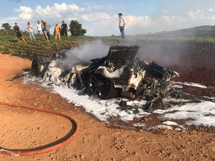 Range Rover pega fogo em Apucarana e fica destruída