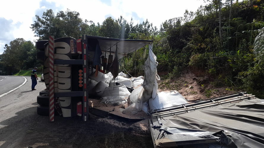 Caminhão tomba entre Mauá da Serra e Ortigueira