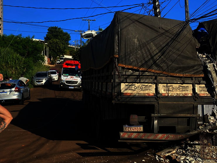 Caminhão desgovernado derruba poste em Apucarana