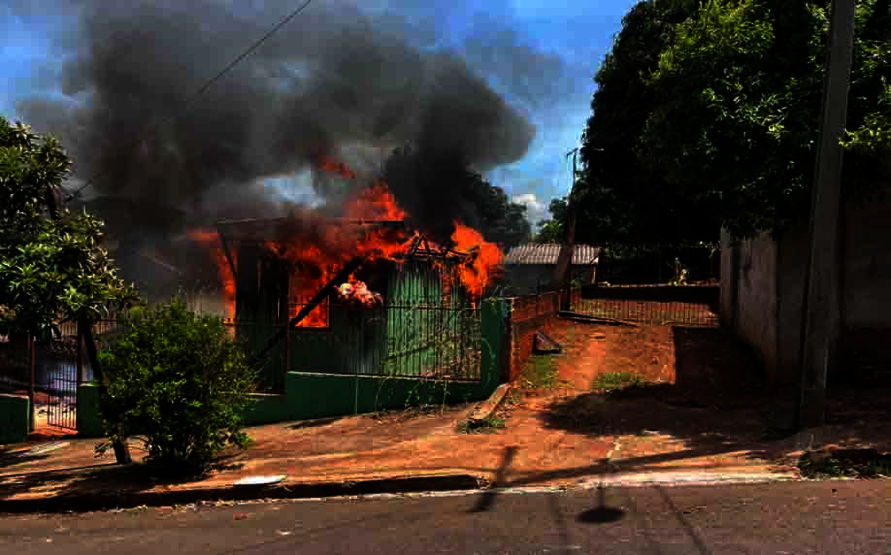O incêndio foi por volta das 13h30, na Rua Hemegildo Montani, no Jardim Candotti