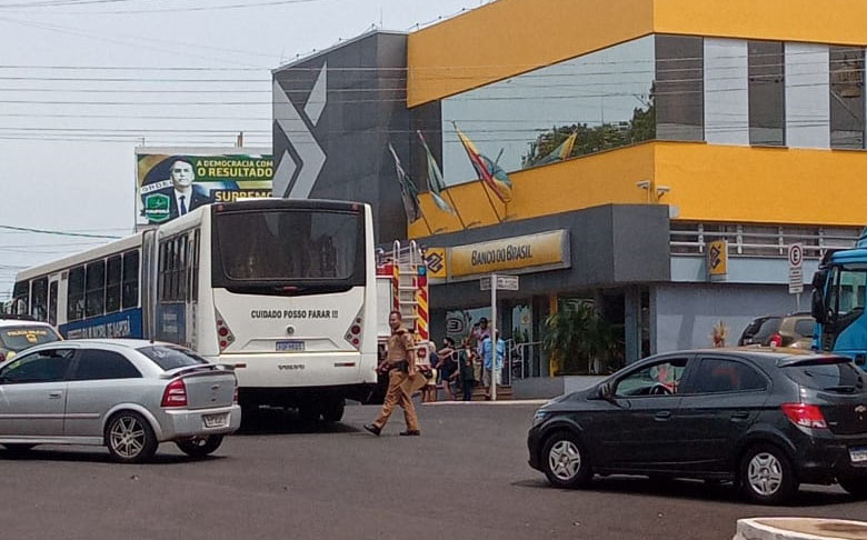 A vítima foi atropelada por um ónibus do transporte coletivo gratuito que faz a linha Vila Nova Porã