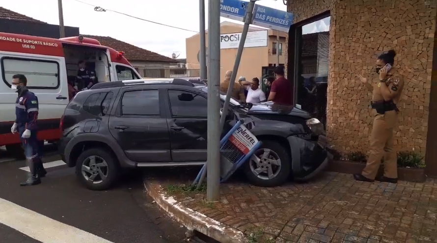 Carros se envolvem em acidente no centro de Arapongas
