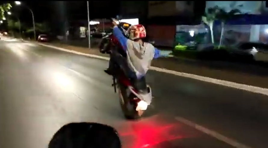 Jovem sem CNH é flagrado empinando moto em Apucarana