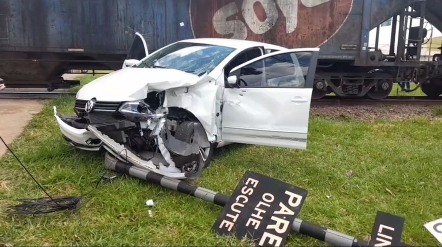 Mais um acidente: carro e trem colidem em Arapongas
