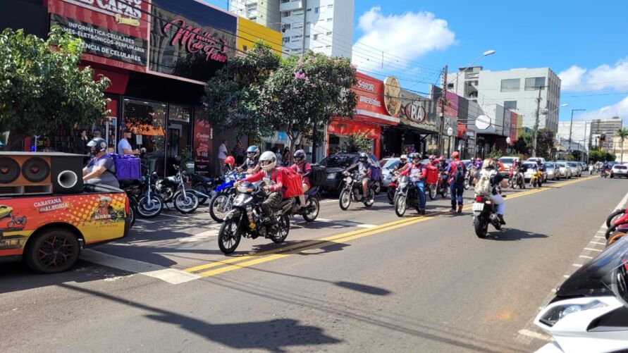 Motociclistas de aplicativos fazem manifestação em Apucarana; veja